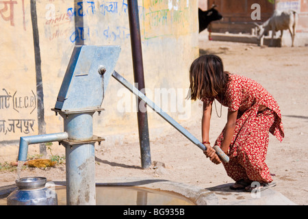 Kind Pumpen von Wasser aus Brunnen Stockfoto