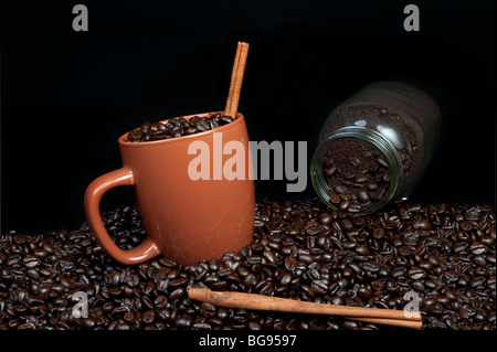 Kaffeebecher voll von Kaffeebohnen Stockfoto