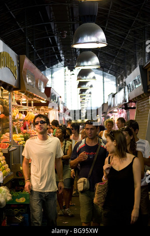 TOURISTEN, MARKT, LAS RAMBLAS: Junge Touristen besuchen den zentralen Marktstand Mercado de Boqueria auf Las Ramblas Barcelona Spanien Stockfoto