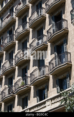 Balkone, nahe der Sagrada Familia im Stadtteil Eixample, Barcelona, Spanien Stockfoto