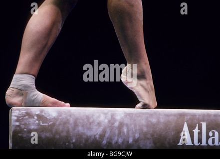 Turnerin am Balken Stockfoto