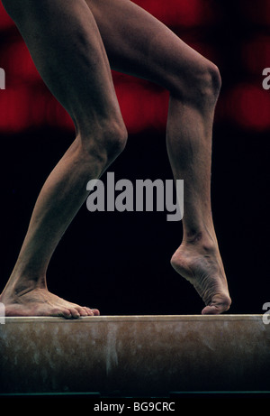 Turnerin am Balken Stockfoto