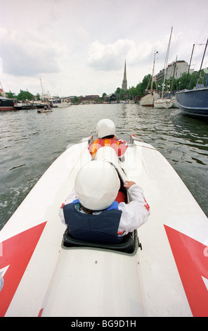 Multi-Rumpf-Motorboot verlässt Dock um an Rennen teilnehmen Stockfoto