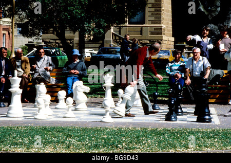 Groß angelegte Schach inmitten eines Parks Stockfoto