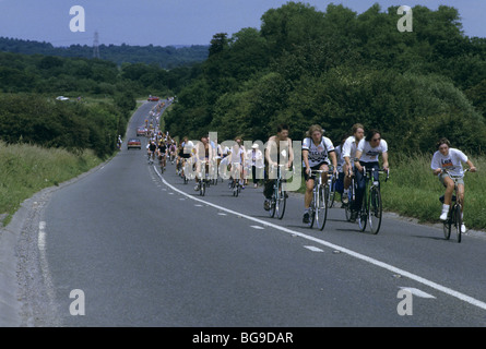 Große Gruppe von Radfahrern auf einer Landstraße Stockfoto