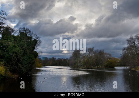 Winter Landschaft Blick auf Regents Park See in central London UK Stockfoto