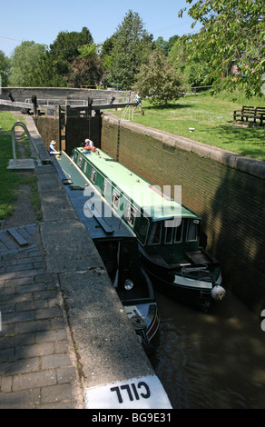 Zwei Kanal Lastkähne in eine Sperre auf dem Trent und Mersey Kanal in der Nähe von Ritt Heide in Cheshire, England Stockfoto