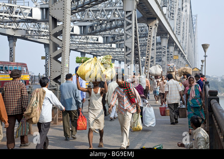 Inder Howrah Brücke überquert haben. Kalkutta (Kolkata). Indien Stockfoto