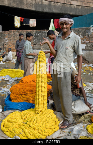 Blumenverkäuferin Girlanden. Blumenmarkt. Kalkutta (Kolkata). Indien Stockfoto