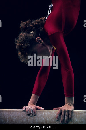Turnerin am Balken Stockfoto