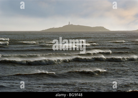 Raues Meer an einem windigen Tag in Kirkcudbright Bay, Dumfries und Galloway, Schottland, mit Blick auf Little Ross Island und seinen Leuchtturm Stockfoto