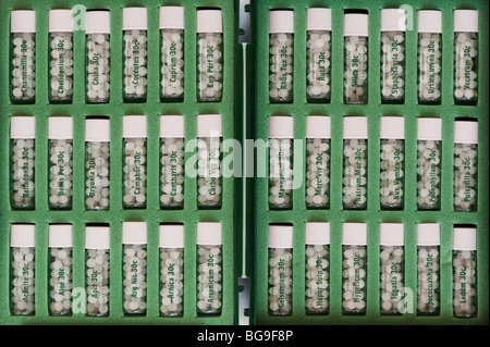 Flaschen homöopathisches Mittel Pillen in einer Tasche. Indien Stockfoto