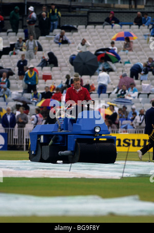 Mann ein Cricket-Platz eine Bowdry überfahren Stockfoto