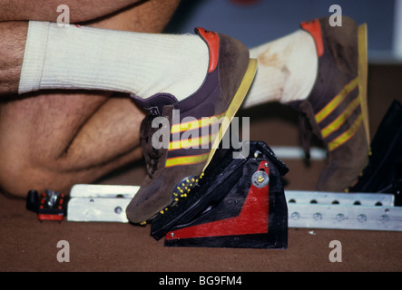 Sprinter Füße in einem Startblock Stockfoto