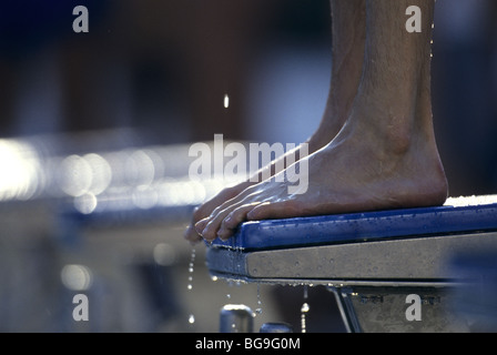 Schwimmer auf einem Sprungbrett steht Stockfoto