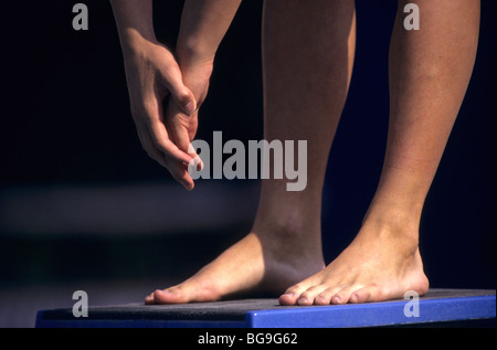 Schwimmer auf einem Sprungbrett steht Stockfoto