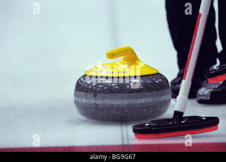 Lockenwickler fegt Weg der Curling-Stein Stockfoto