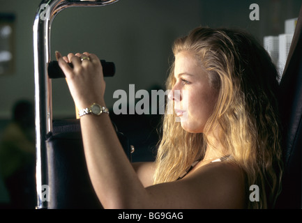 Frau in einem Fitnessstudio trainieren Stockfoto