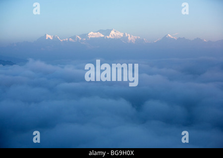 Kangchendzönga (8586 m/28169 ft), an der Grenze zwischen Indien und Nepal, ist der höchste Berg der Welt. Stockfoto