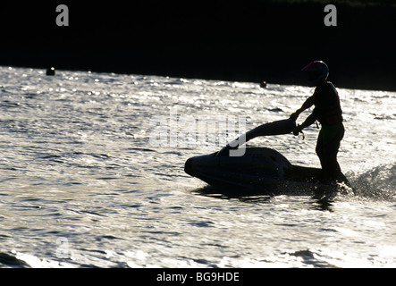 Silhouette der eine Mann Jet-Skifahren über das Meer Stockfoto