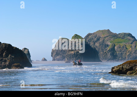 Reiten am Strand entlang der Küste von Oregon im Pistol River State Park Stockfoto