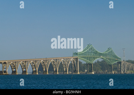 Die Conde D. McCullough Memorial Bridge in Coos Bay an der Küste Oregons. Stockfoto