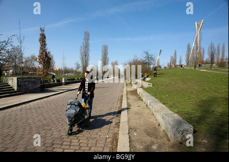 Berliner genießen nicht die ehemalige mans Land Todesstreifen durch die Friedrich-Ludwig-Jahn-Sportpark im Norden der Stadt. Stockfoto