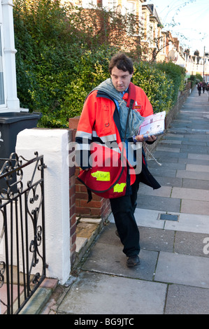 Postbote liefert Briefe, England, UK Stockfoto