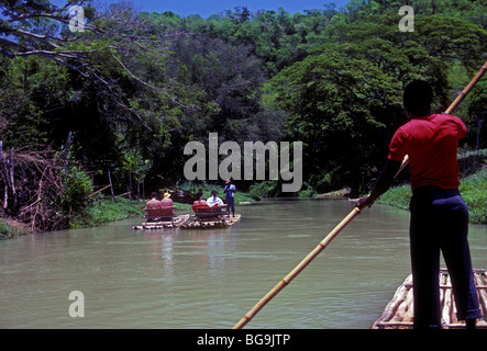 Die jamaikanische Mann, Touristen, Bambus Floßfahrt, Martha Brae River, in der Nähe von Falmouth, Falmouth, Jamaica, West Indies Stockfoto