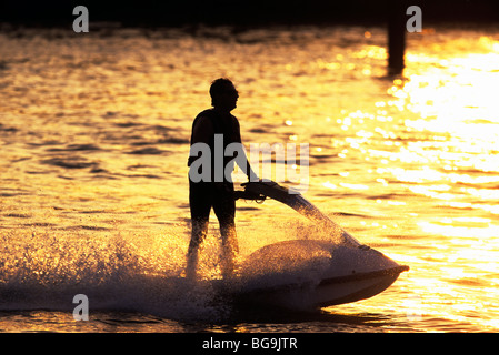 Silhouette der eine Mann Jet-Skifahren über das Meer Stockfoto