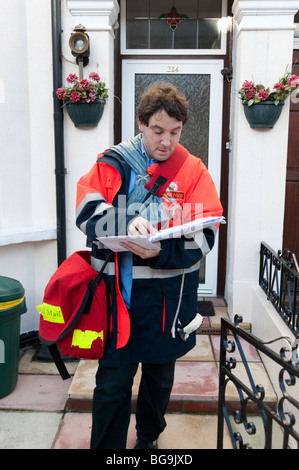 Postbote liefert Briefe, England, UK Stockfoto
