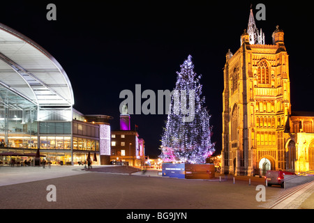 St Peter Mancroft Kirche & Weihnachtsbaum beleuchtet vor Millennium Plain in Norwich City Center. Stockfoto