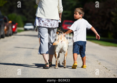 Frau und junge junge Wandern mit Hund.  Gimli, Manitoba, Kanada. Stockfoto