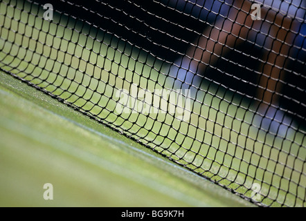 Tennis-Spieler von einem Netz auf einem Rasenplatz Stockfoto