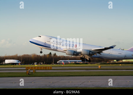 China Airlines Cargo Boeing 747-400 Flugzeug abheben aus Manchester Airport Stockfoto