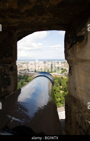 Canon Auge Ansicht von Edinburgh Castle Stadtmauer über Princes Street Stockfoto