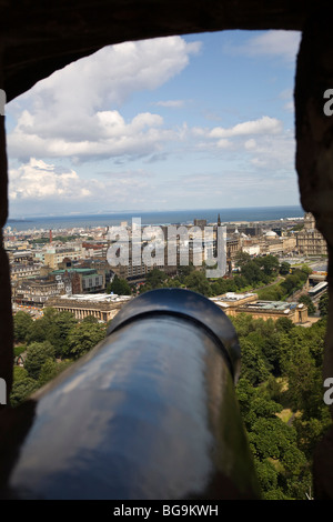 Canon Auge Ansicht von Edinburgh Castle Stadtmauer über Princes Street Stockfoto
