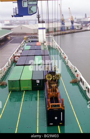 Laden ein Schiff mit Containern in Rotterdam Stockfoto