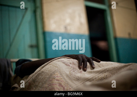 Die Hand eines Mannes ruht in einem Krankenhaus in Amuria, Uganda. Stockfoto