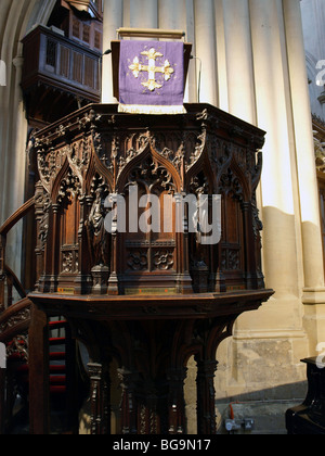 Kunstvoll geschnitzte Kanzel in der Abteikirche von Bath, BATH, England, UK. Stockfoto