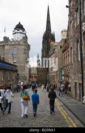 Auf der Royal Mile vom Edinburgh Castle, mit Edinburgh Camera Obscura auf linken Seite Stockfoto