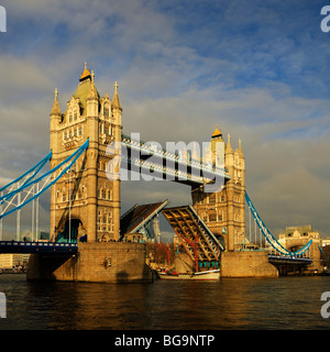 Tower Bridge angehoben, London, England, UK. Stockfoto