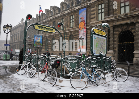 Paris, Frankreich, Straßenszene, Schneesturm, Rue de Rivoli, Eingang der U-Bahn-Station Palais Royale und Louvre Museum Gebäude, Fahrräder, Winterschilder Stockfoto