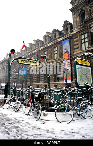 Paris, Frankreich, Winterschneesturm, Rue de Rivoli, Eingang zum U-Bahnhof 'Palais Royale' und Gebäude 'Louvre Museum', Winterstraße paris Schneeschilder Stockfoto