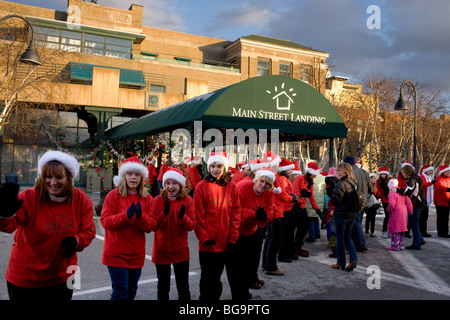 Weihnachtselfen begrüßen Kinder, Polar Express Zugfahrt und Märchenstunde, Burlington, Vermont Stockfoto