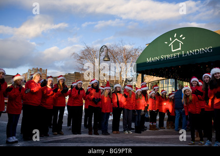 Weihnachtselfen begrüßen Kinder, Polar Express Zugfahrt und Märchenstunde, Burlington, Vermont Stockfoto