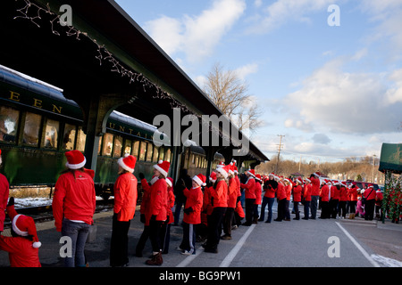 Weihnachtselfen begrüßen Kinder, Polar Express Zugfahrt und Märchenstunde, Burlington, Vermont Stockfoto