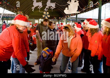 Weihnachtselfen begrüßen Kinder, Polar Express Zugfahrt und Märchenstunde, Burlington, Vermont Stockfoto