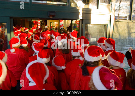 Weihnachtselfen begrüßen Kinder, Polar Express Zugfahrt und Märchenstunde, Burlington, Vermont Stockfoto