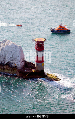 Luftaufnahme von zwei RNLI Rettungsboote im Dienst in der Nähe des Leuchtturms von Nadeln, Isle Of Wight. VEREINIGTES KÖNIGREICH. Stockfoto